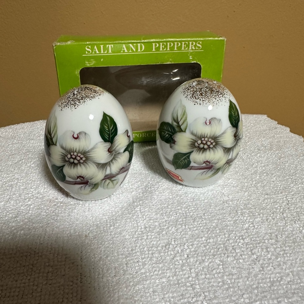 Vintage Lugene Japan Porcelain Dogwood Egg Salt & Pepper Shakers NIB Mid-Century